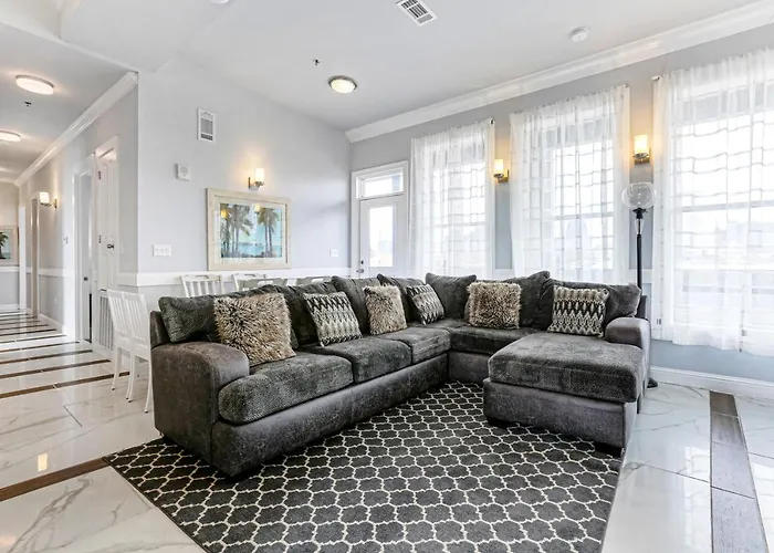5Br Penthouse With Amenities Near Fq